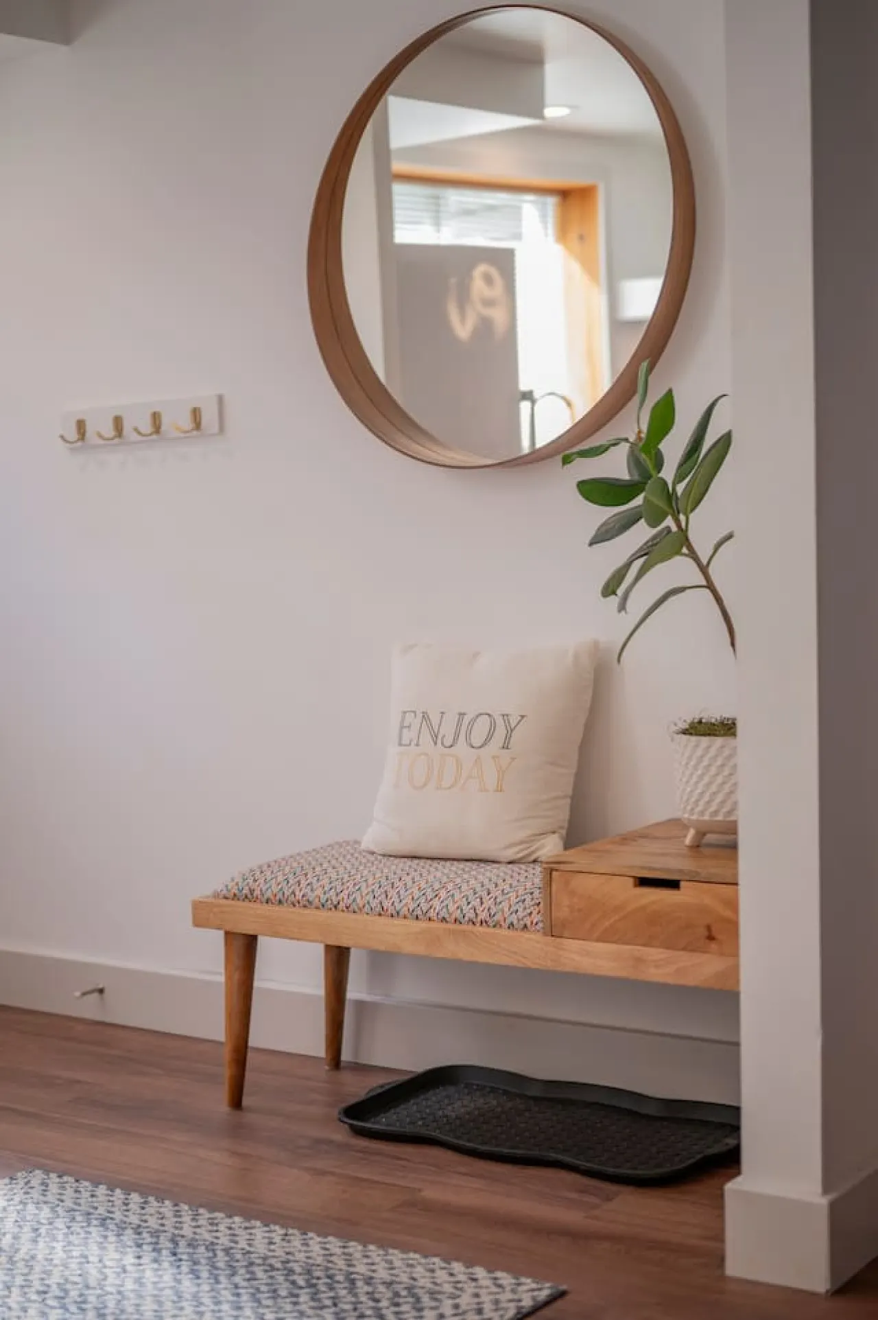 2 Queen+1 Full 2Full Baths Walk to LU & Shops! 6