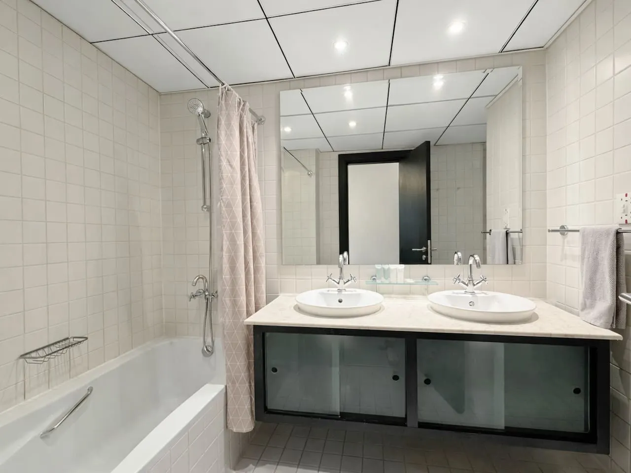 Dream Shoma 2BR Serene Apt Direct Marina access 12