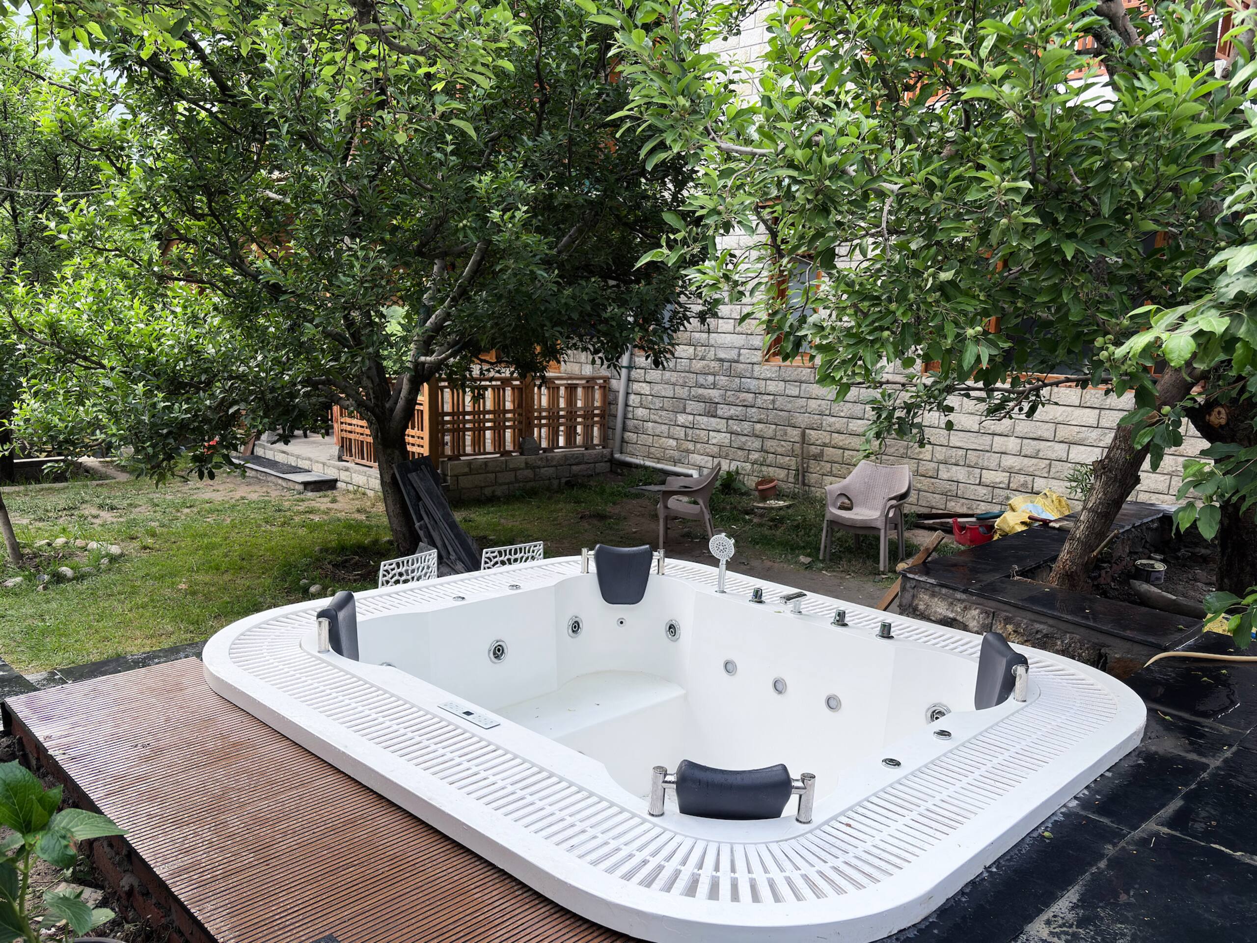 Kaizen Retreat - Best Luxury Villa - Outdoor Jacuzzi 3