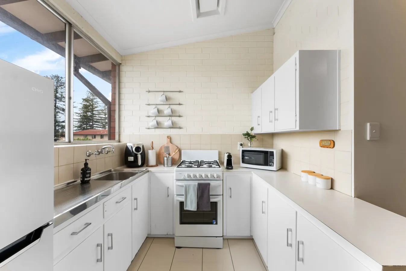 Pad Off Pier—Walk to Glenelg Beach, Bars & Dining 10