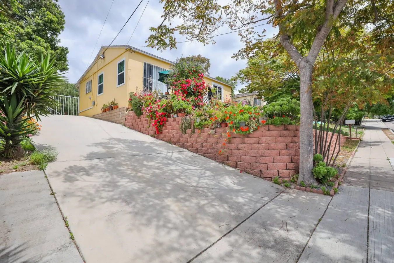 3BR+Loft w/ Games, Heat&AC - Dog Friendly Backyard