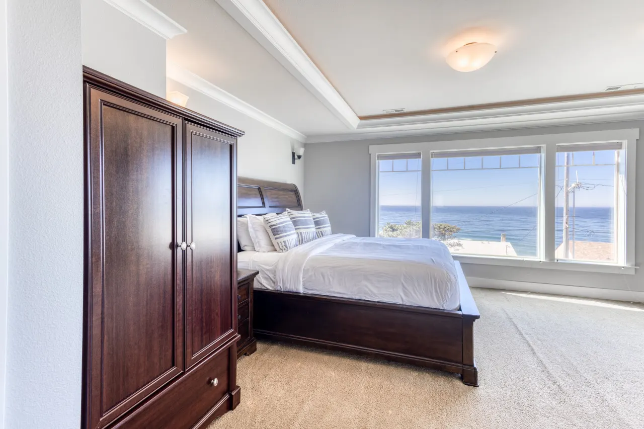 The Blue Whale: Ocean Views, Spacious Getaway, 5BR 2