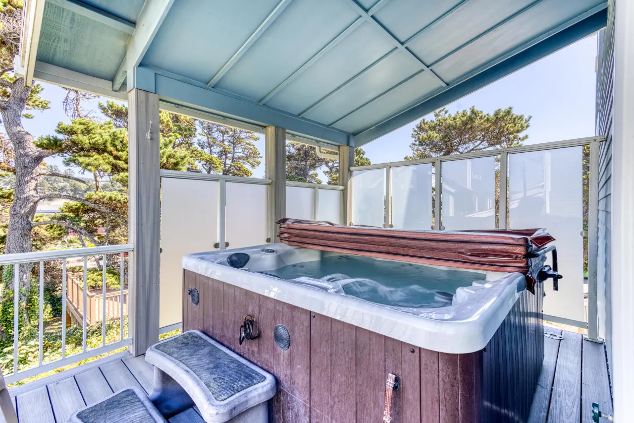 The Blue Whale: Ocean Views, Spacious Getaway, 5BR 3