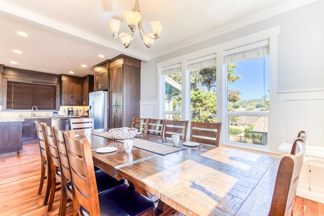 The Blue Whale: Ocean Views, Spacious Getaway, 5BR 4