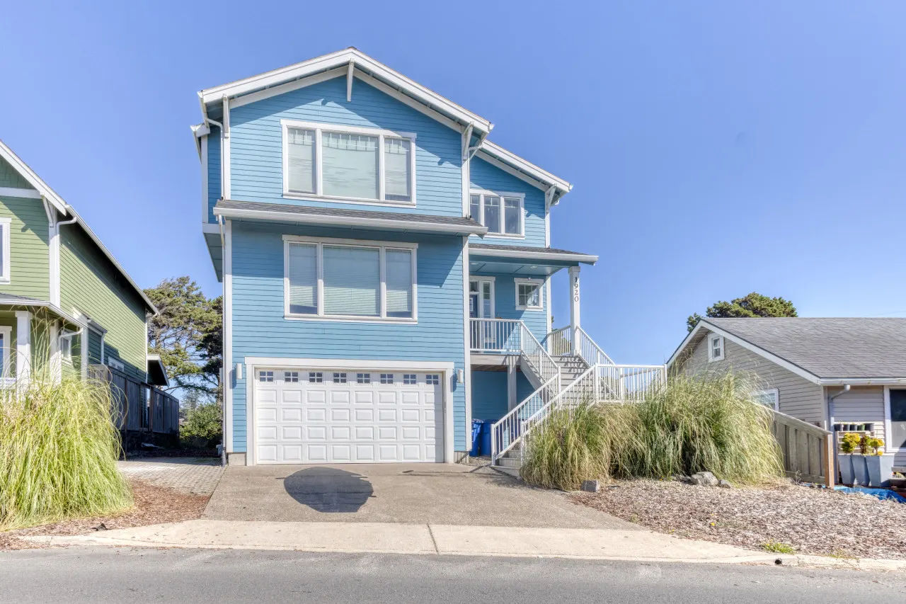 The Blue Whale: Ocean Views, Spacious Getaway, 5BR 5