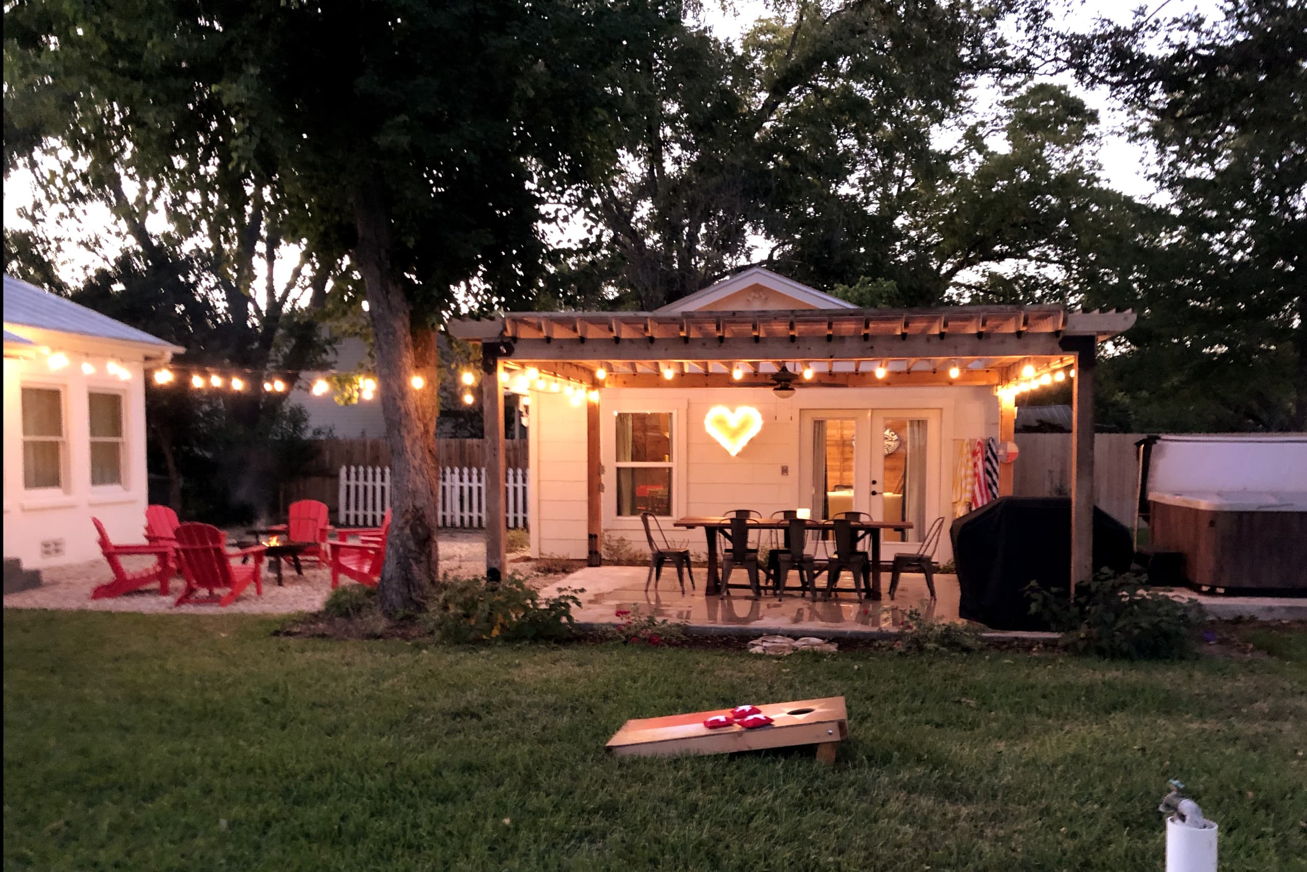Hot Tub + Clubhouse Cottage (Walk to Main)