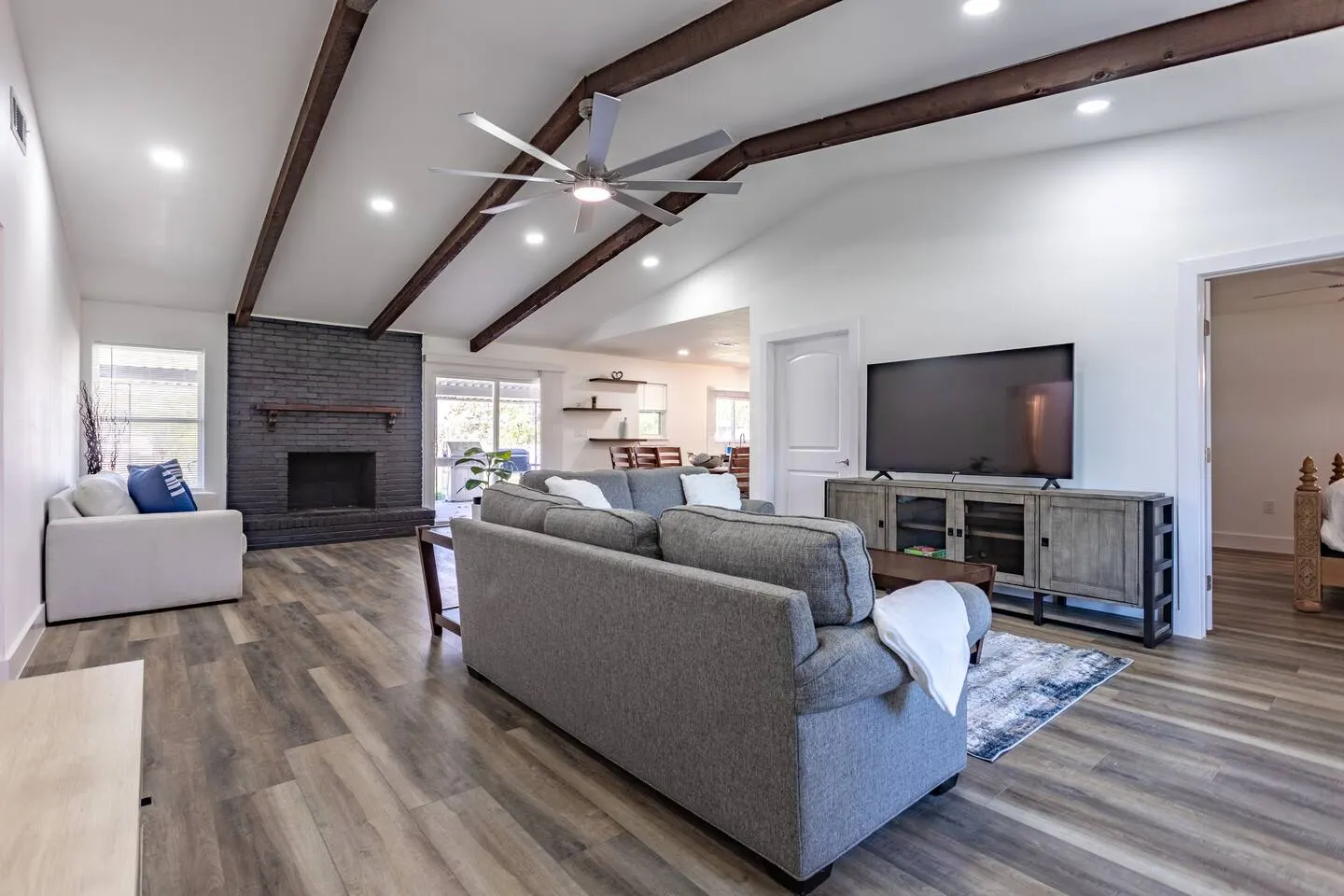 Modern Guesthouse Luxe Retreat- Sleeps 12!