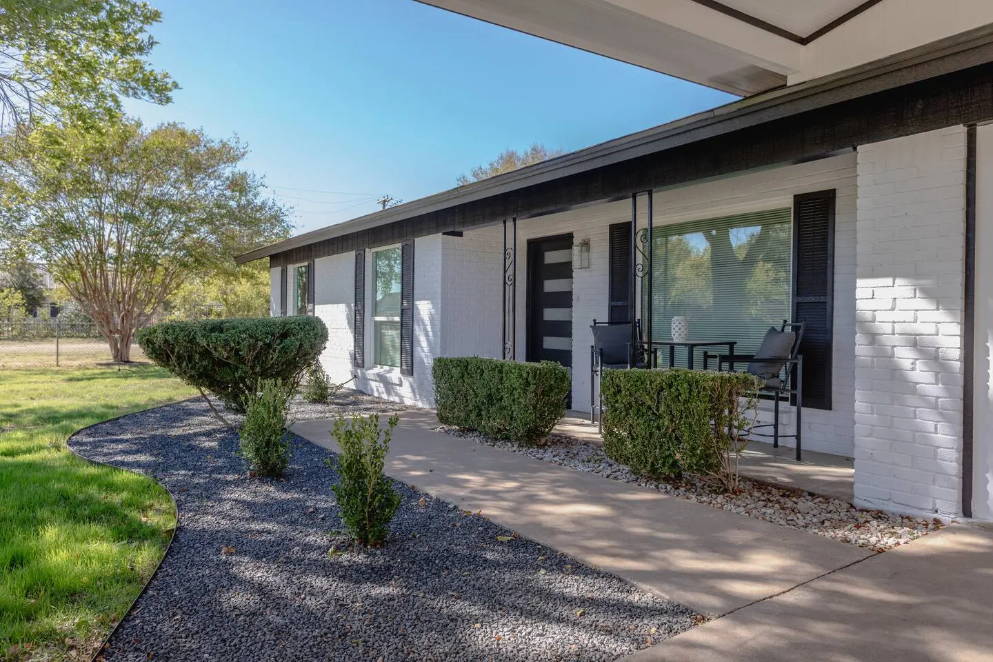 Modern Guesthouse Luxe Retreat- Sleeps 12! — photo 2