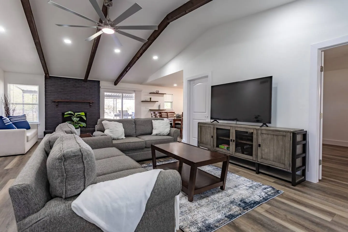 Modern Guesthouse Luxe Retreat- Sleeps 12! 12