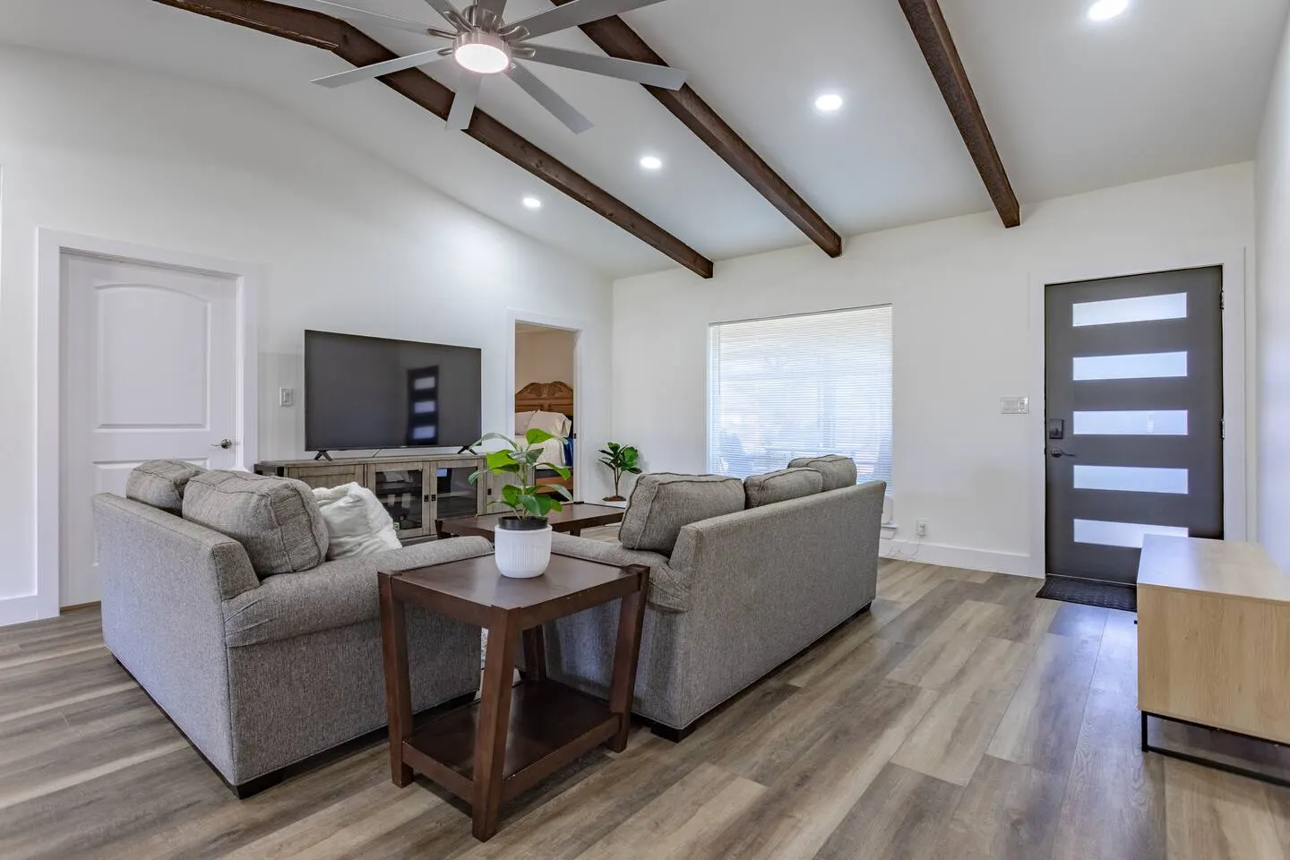 Modern Guesthouse Luxe Retreat- Sleeps 12! 13
