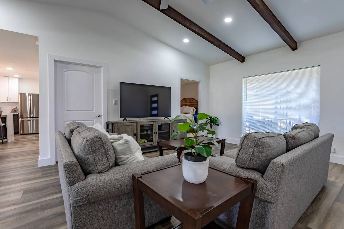 Modern Guesthouse Luxe Retreat- Sleeps 12! 14