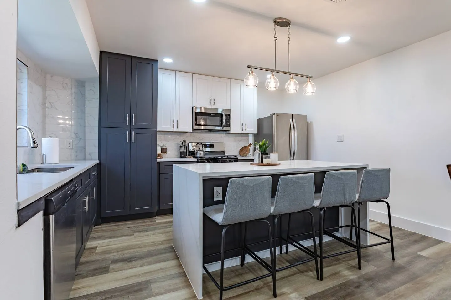 Modern Guesthouse Luxe Retreat- Sleeps 12! 17