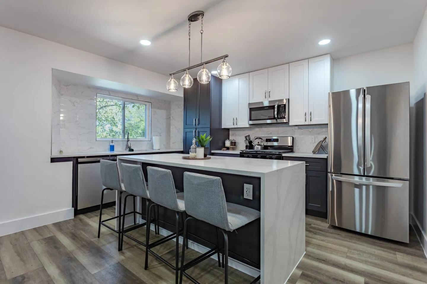 Modern Guesthouse Luxe Retreat- Sleeps 12! — photo 4