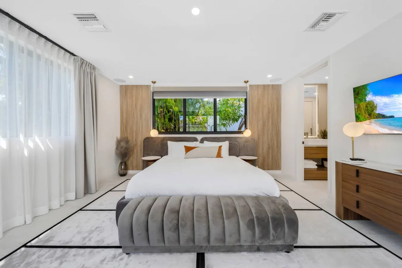 20% Off NEW 5BR Hallendale Beach Waterfront Villa 10