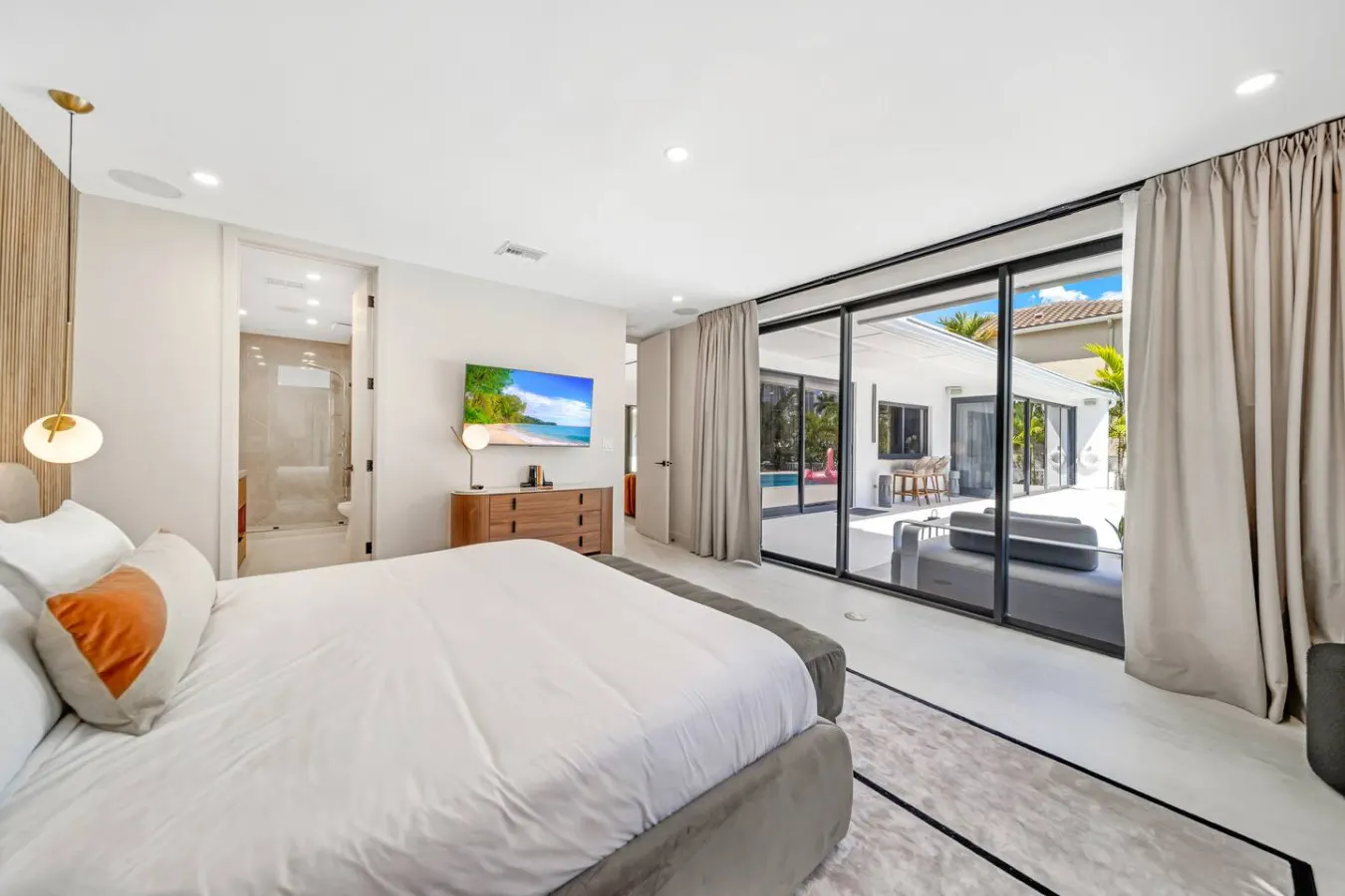 20% Off NEW 5BR Hallendale Beach Waterfront Villa 16