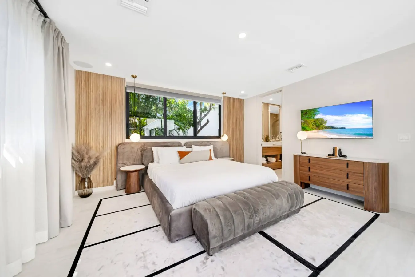20% Off NEW 5BR Hallendale Beach Waterfront Villa 17