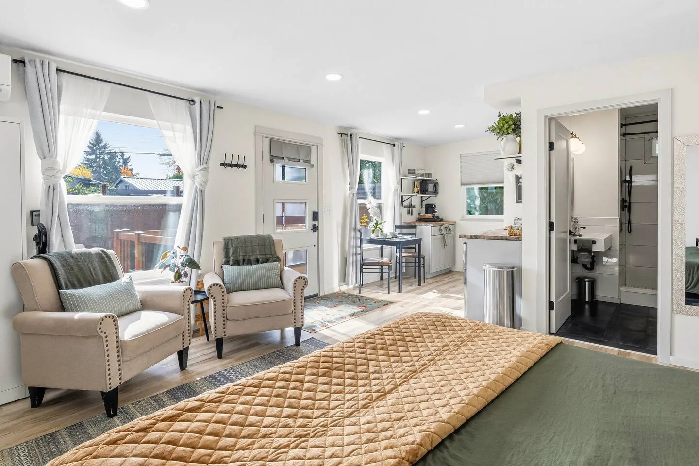 Perfect for two! Hot tub, King Bed, Fire pit 5