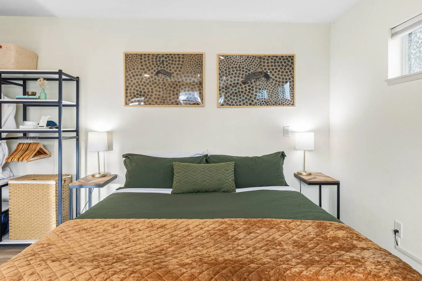 Perfect for two! Hot tub, King Bed, Fire pit 7