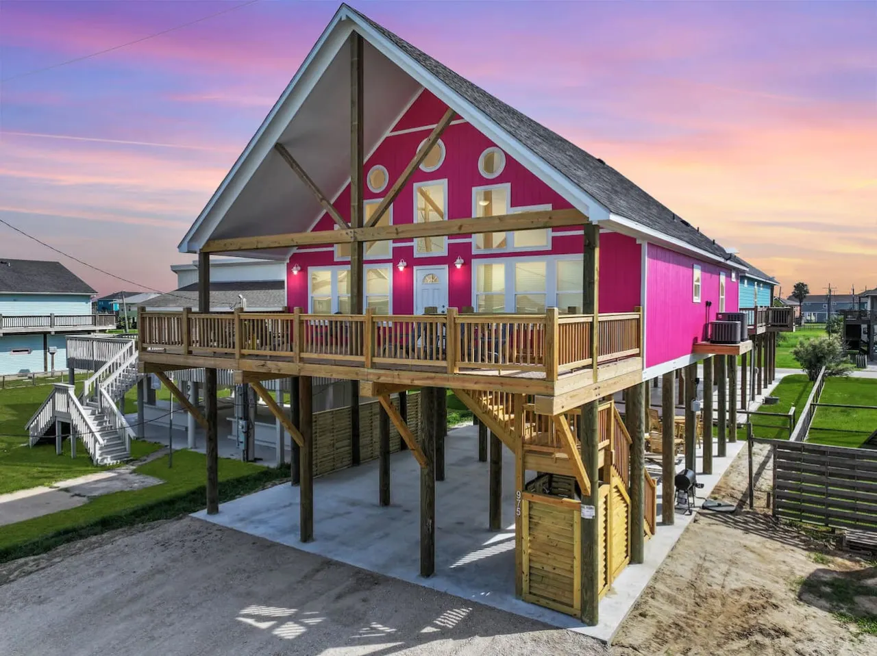 Getaway Gulf, Bolivar Peninsula, Sleeps 24, 6 Bedrooms, 4 King Rooms, Walk to Beach, In Town — photo 2