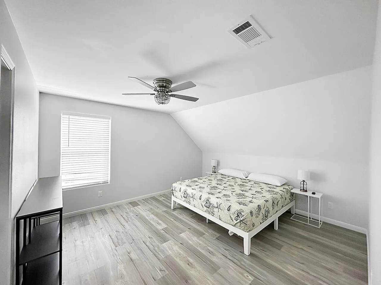 Getaway Gulf, Bolivar Peninsula, Sleeps 24, 6 Bedrooms, 4 King Rooms, Walk to Beach, In Town 11