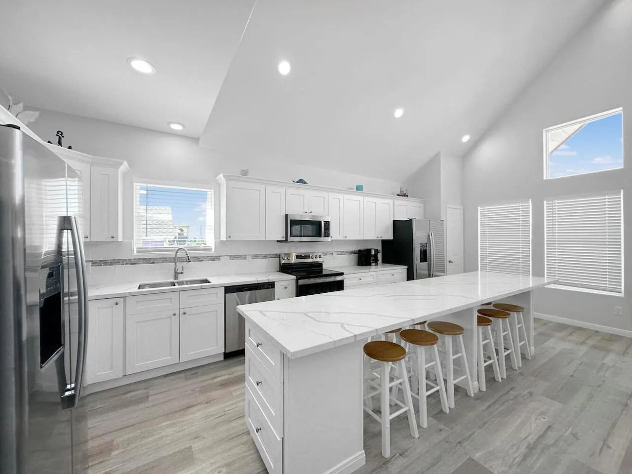 Getaway Gulf, Bolivar Peninsula, Sleeps 24, 6 Bedrooms, 4 King Rooms, Walk to Beach, In Town 15