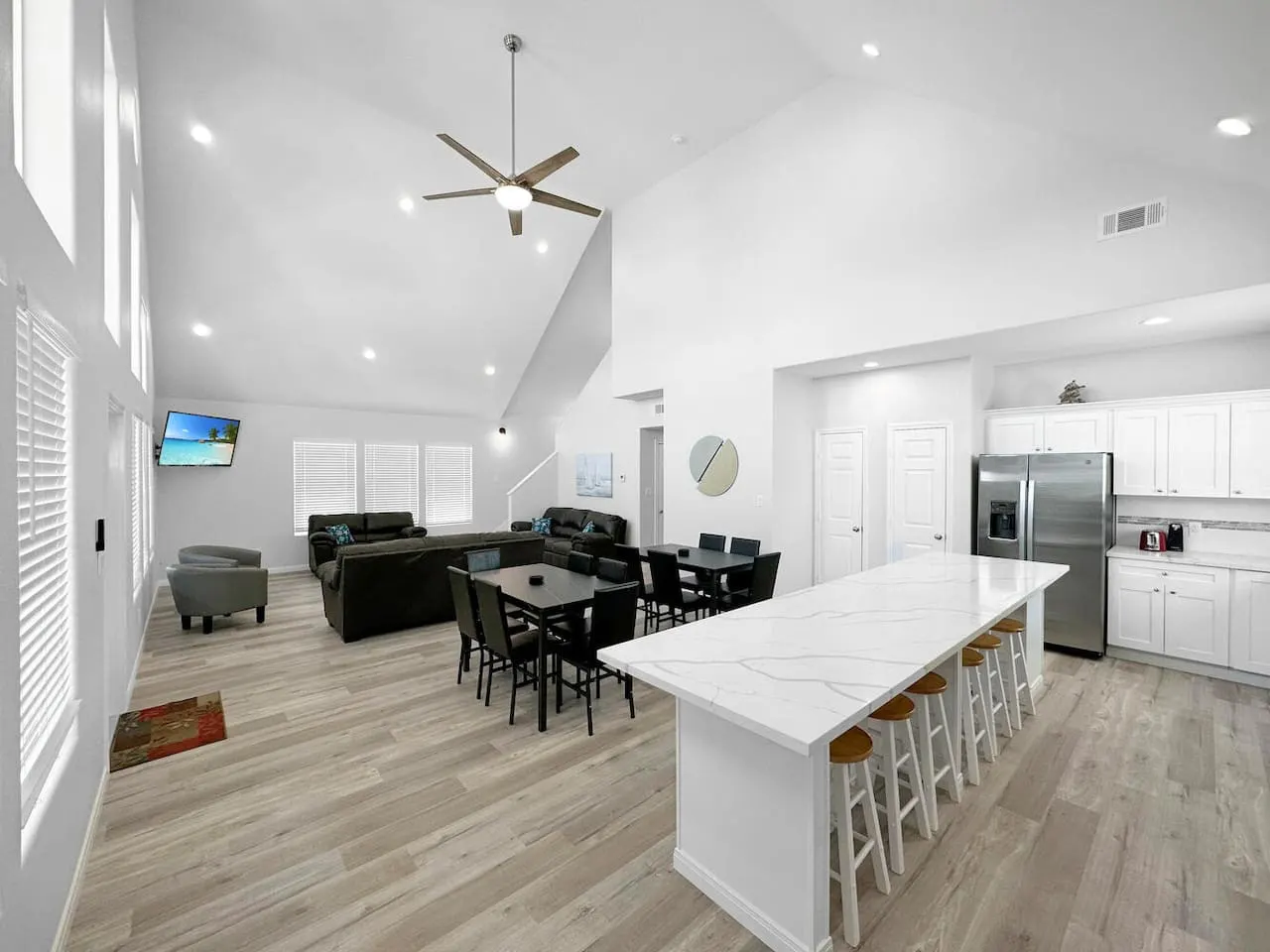 Getaway Gulf, Bolivar Peninsula, Sleeps 24, 6 Bedrooms, 4 King Rooms, Walk to Beach, In Town — photo 3