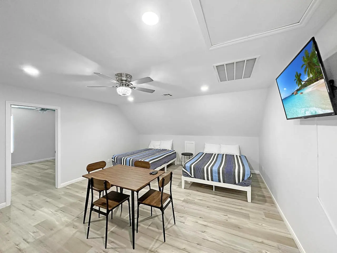 Getaway Gulf, Bolivar Peninsula, Sleeps 24, 6 Bedrooms, 4 King Rooms, Walk to Beach, In Town — photo 5