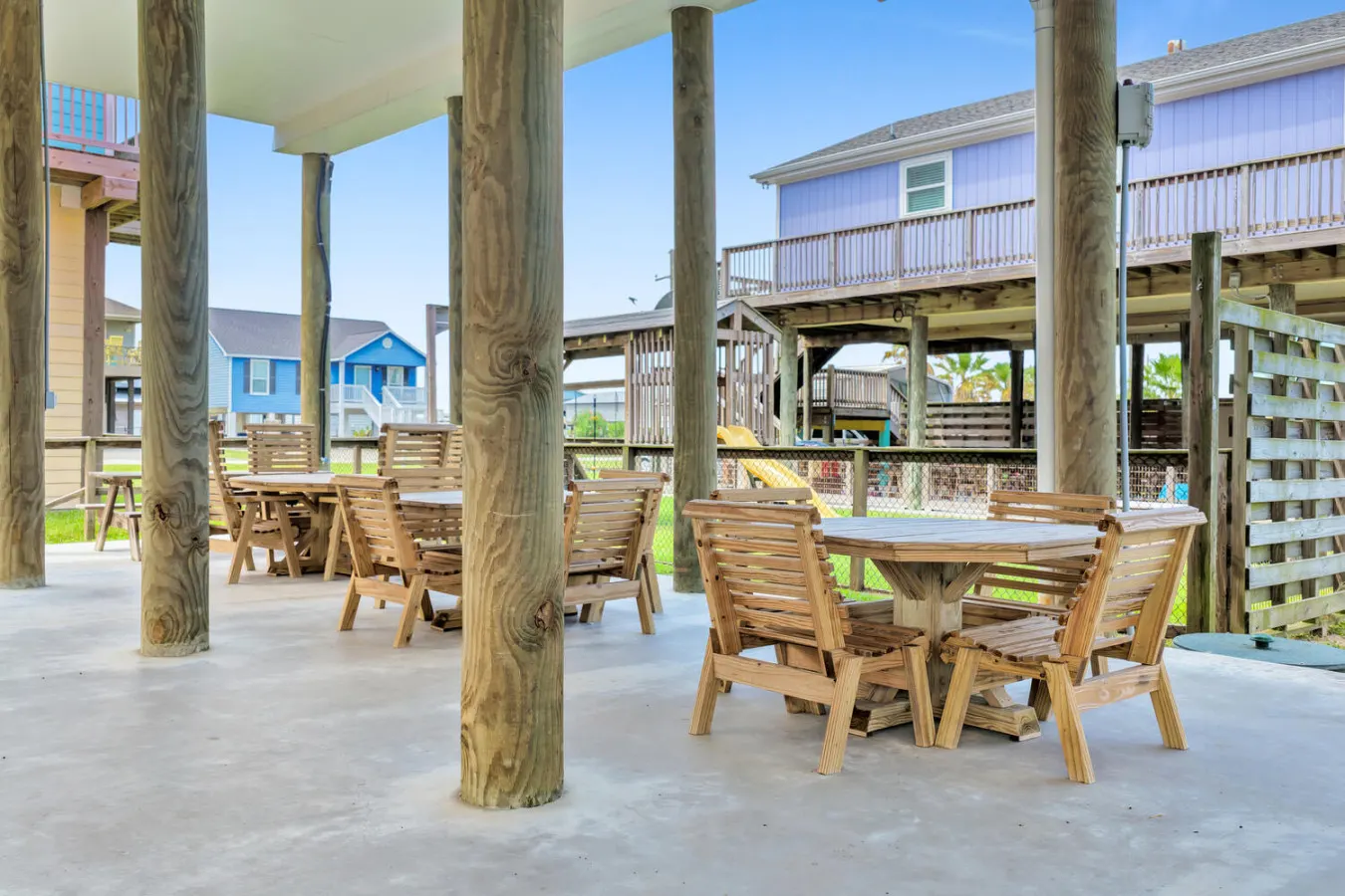 Getaway Gulf, Bolivar Peninsula, Sleeps 24, 6 Bedrooms, 4 King Rooms, Walk to Beach, In Town 8