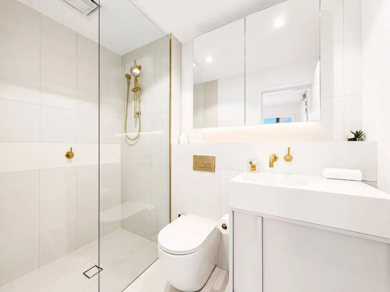 Modern 2BR Metro + Shopping at Doorstep 12