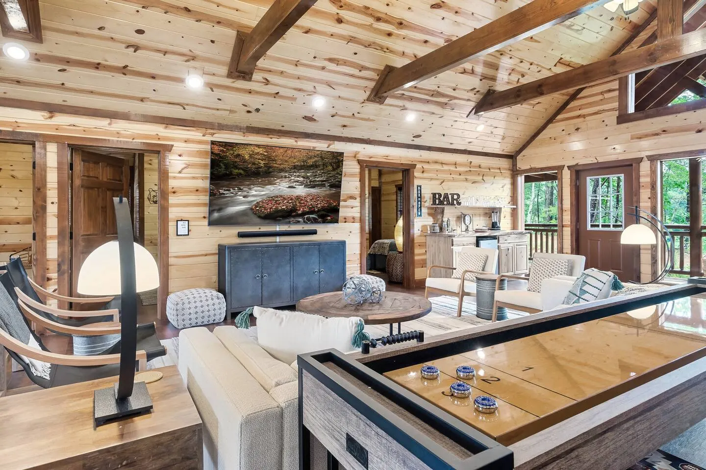 Expansive Luxury Pool Cabin For Large Groups 10