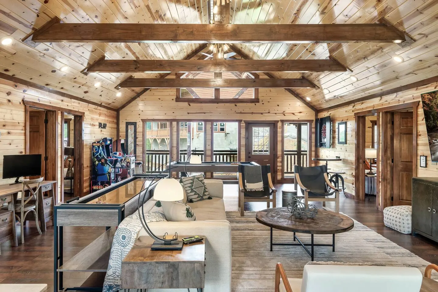 Expansive Luxury Pool Cabin For Large Groups 13
