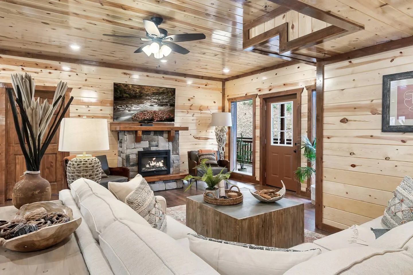 Expansive Luxury Pool Cabin For Large Groups 15