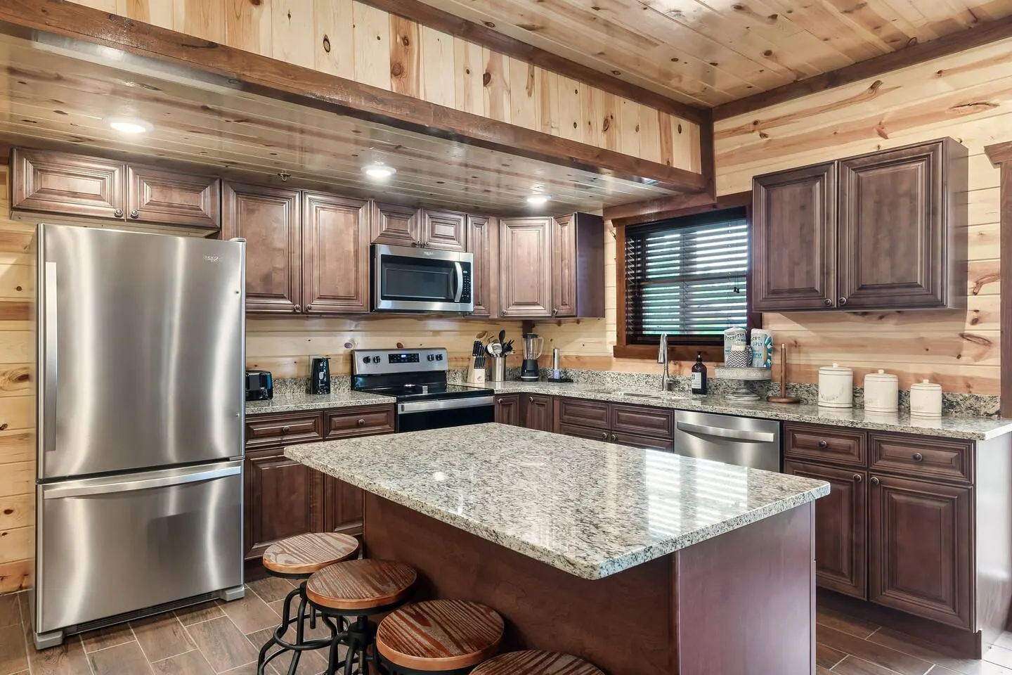 Expansive Luxury Pool Cabin For Large Groups 17