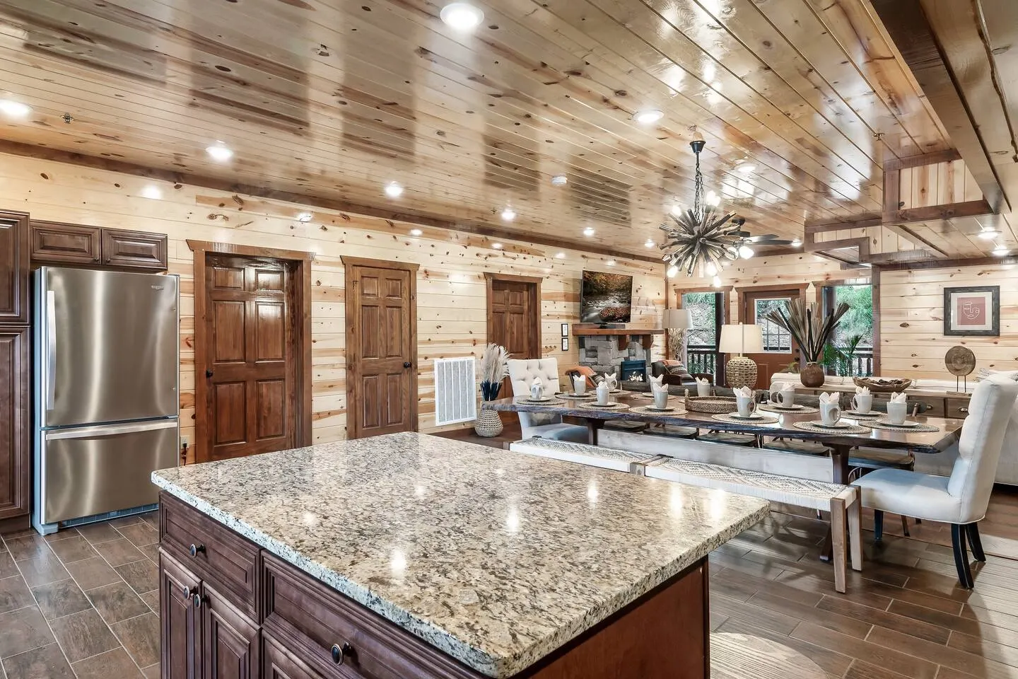 Expansive Luxury Pool Cabin For Large Groups 18