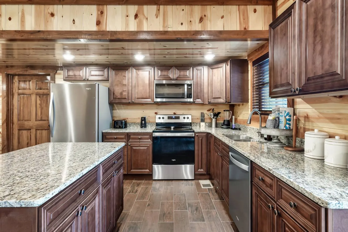 Expansive Luxury Pool Cabin For Large Groups 20