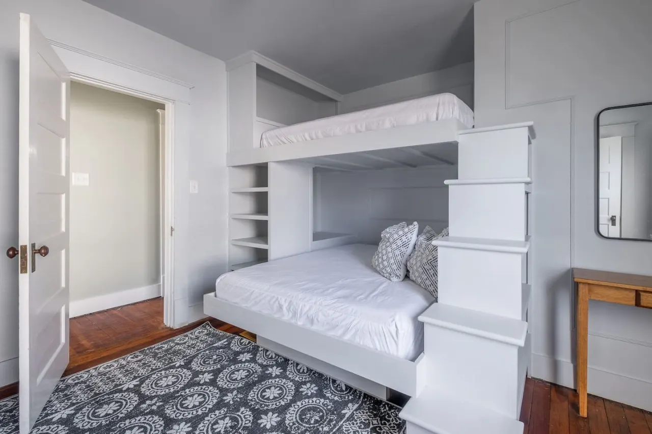 Robin's Egg ~ Private Downtown, Pet-Friendly Gem 9