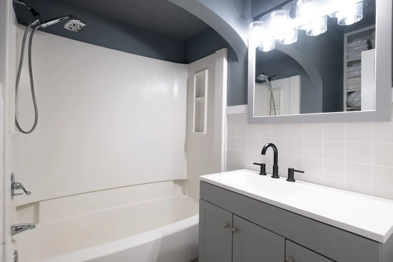 Robin's Egg ~ Private Downtown, Pet-Friendly Gem 17