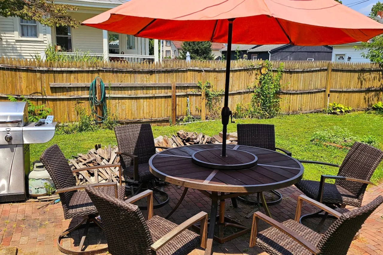 Robin's Egg ~ Private Downtown, Pet-Friendly Gem 3