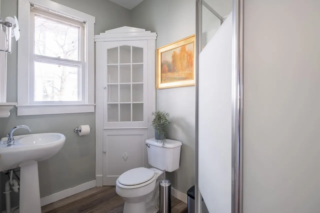 Robin's Egg ~ Private Downtown, Pet-Friendly Gem 6