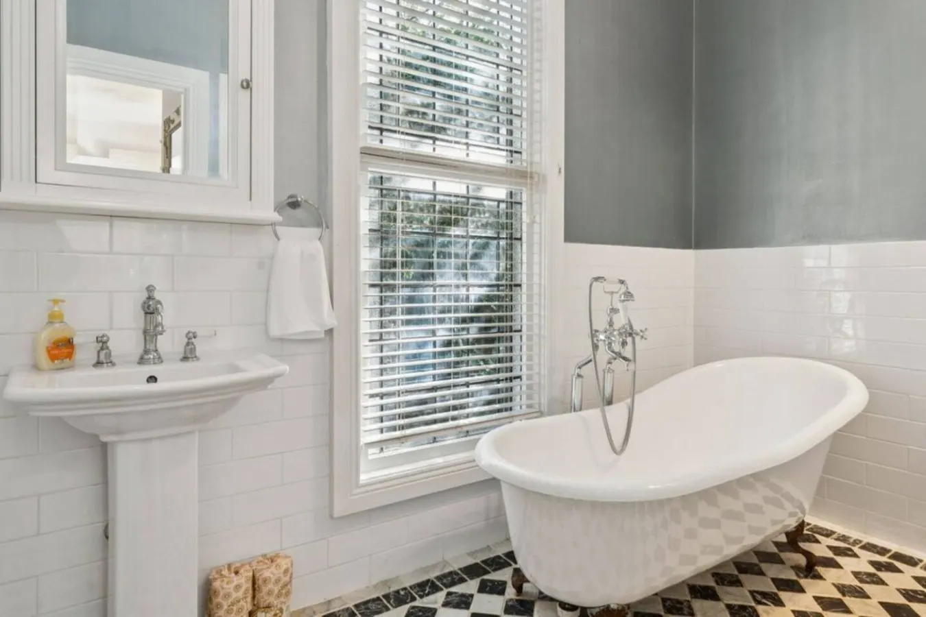 Mia - Romantic charming retreat in a quiet street 11
