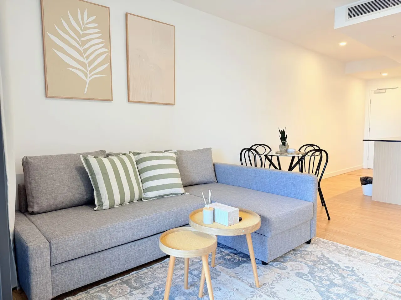 3-Bed City View Apt with Free Parking — photo 2
