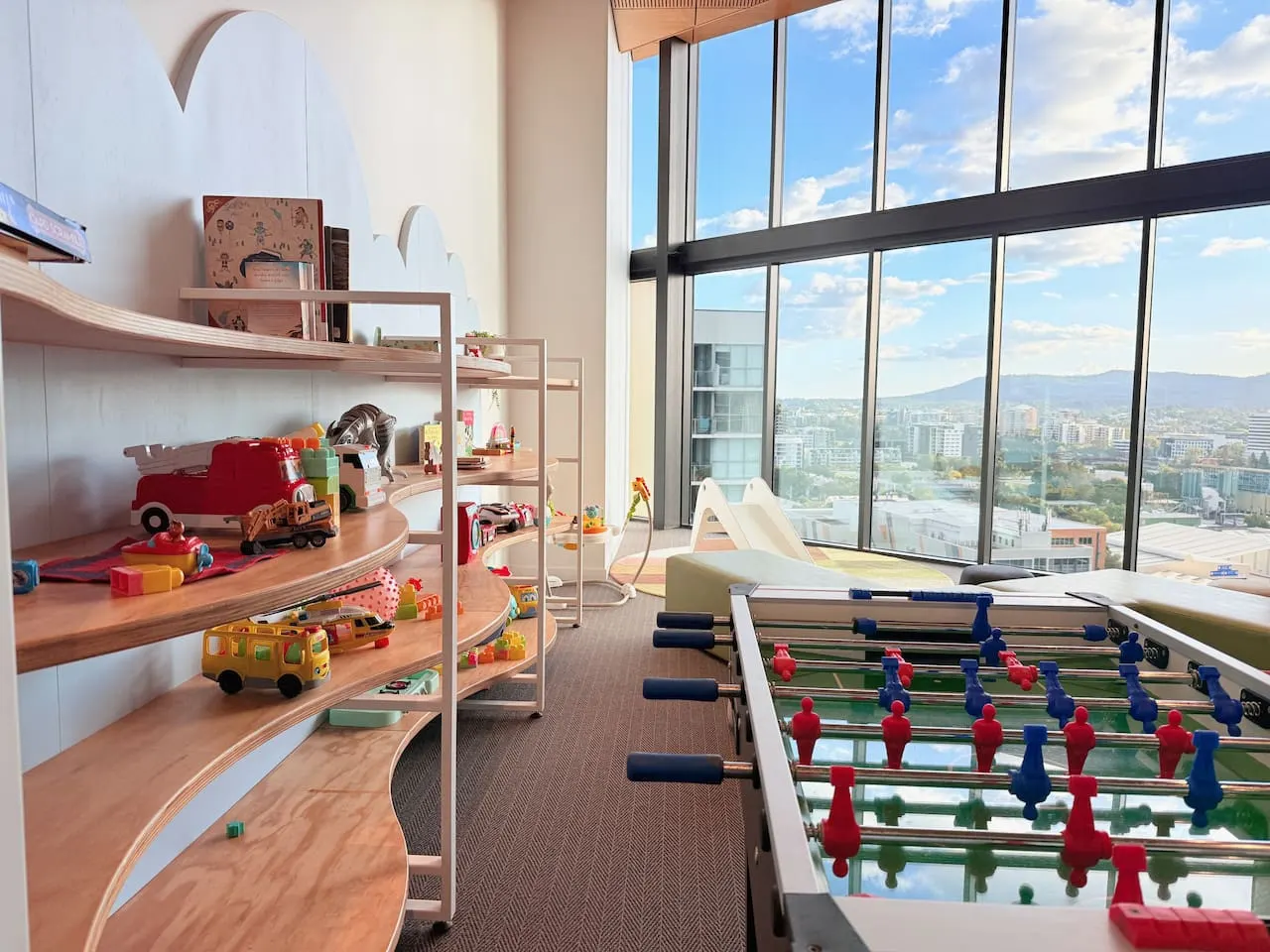 3-Bed City View Apt with Free Parking — photo 5