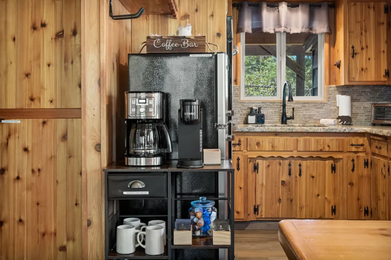 Hidden Pines - Hot Tub, BBQ & Pool Table 6