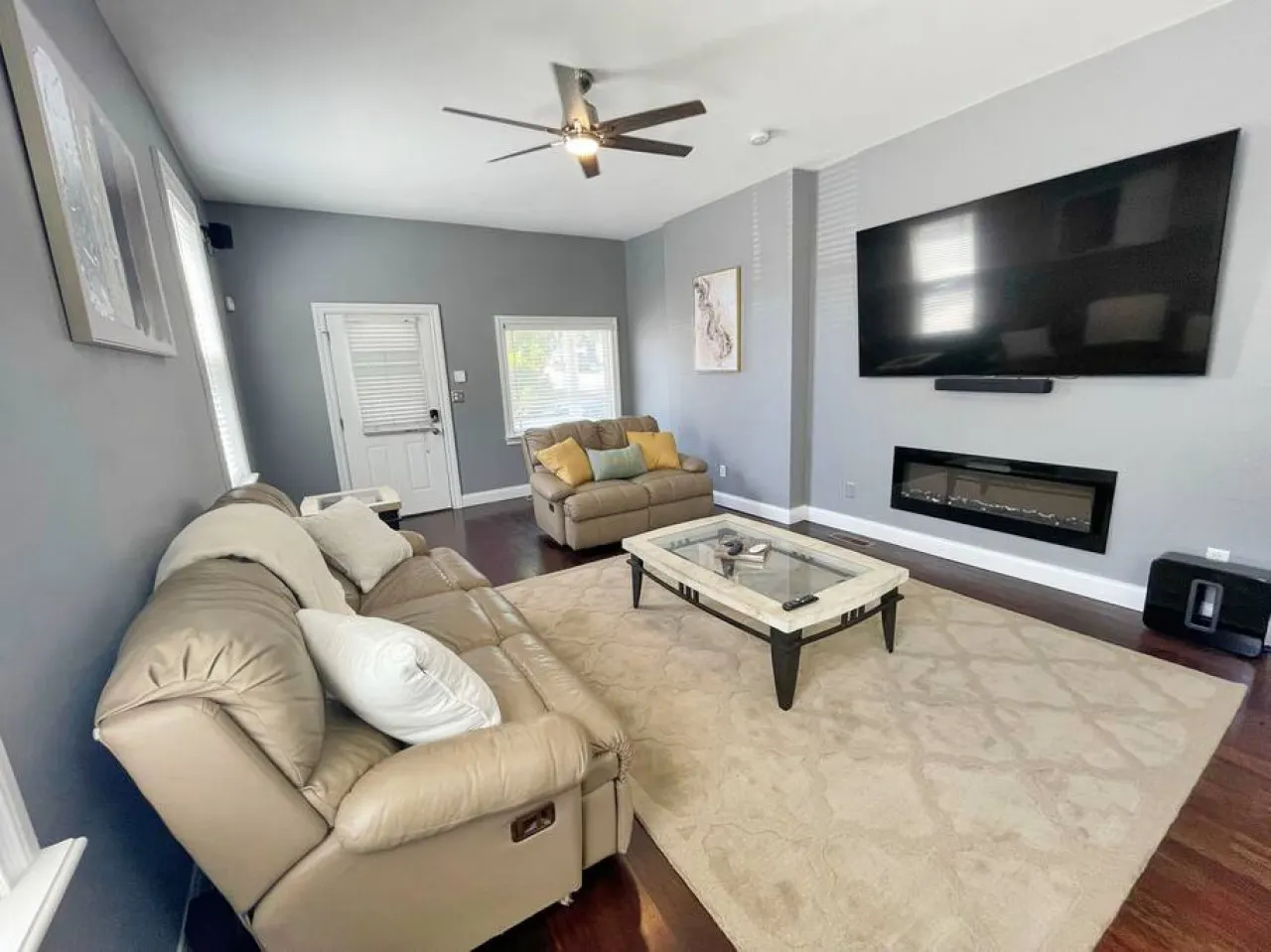 Comfortable 3-Bedroom Home 3-min drive to Downtown 1