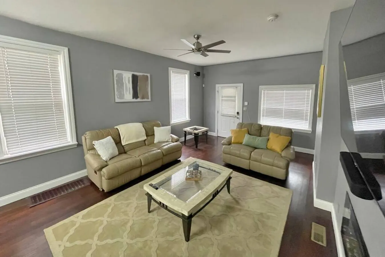 Comfortable 3-Bedroom Home 3-min drive to Downtown 9