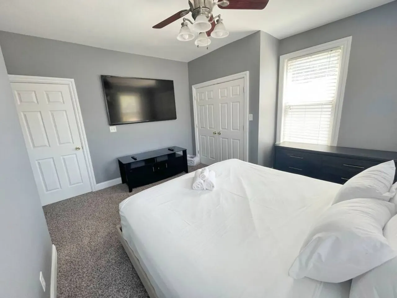 Comfortable 3-Bedroom Home 3-min drive to Downtown 12