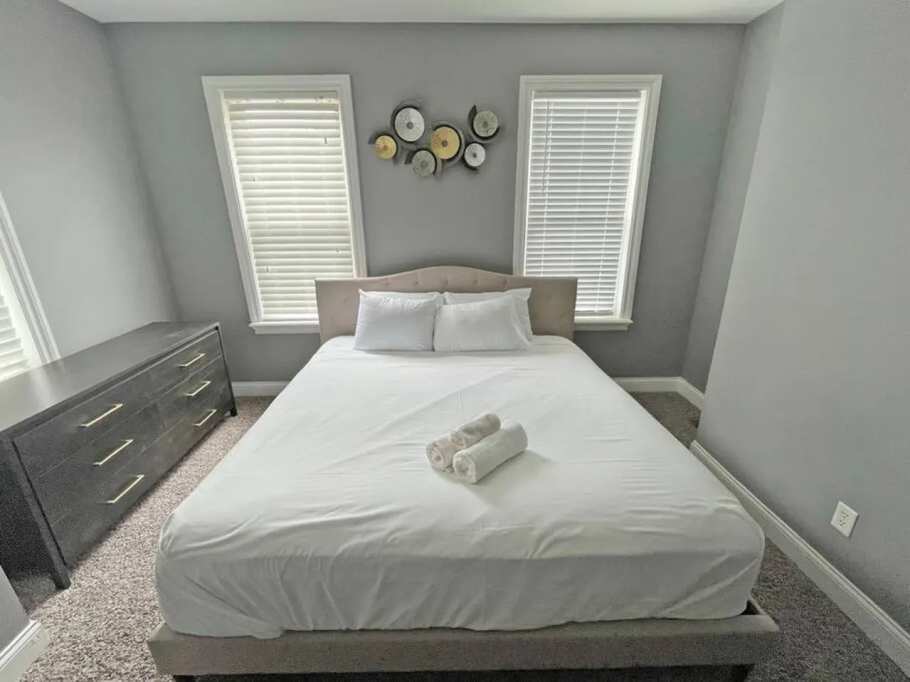 Comfortable 3-Bedroom Home 3-min drive to Downtown 15