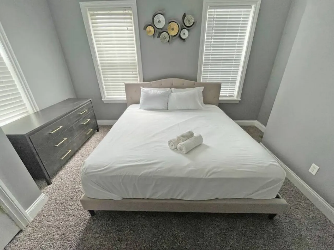 Comfortable 3-Bedroom Home 3-min drive to Downtown 16