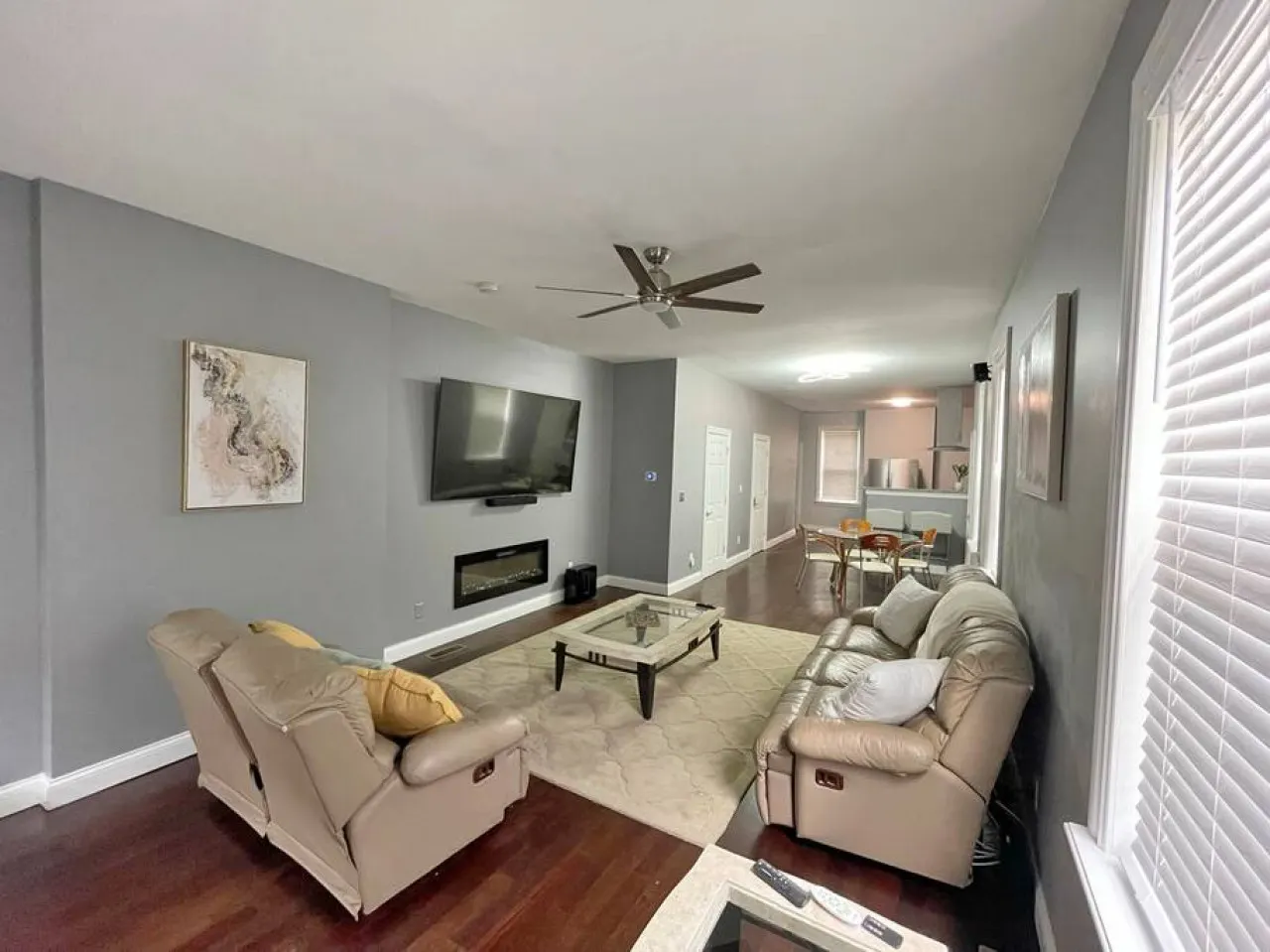 Comfortable 3-Bedroom Home 3-min drive to Downtown 17