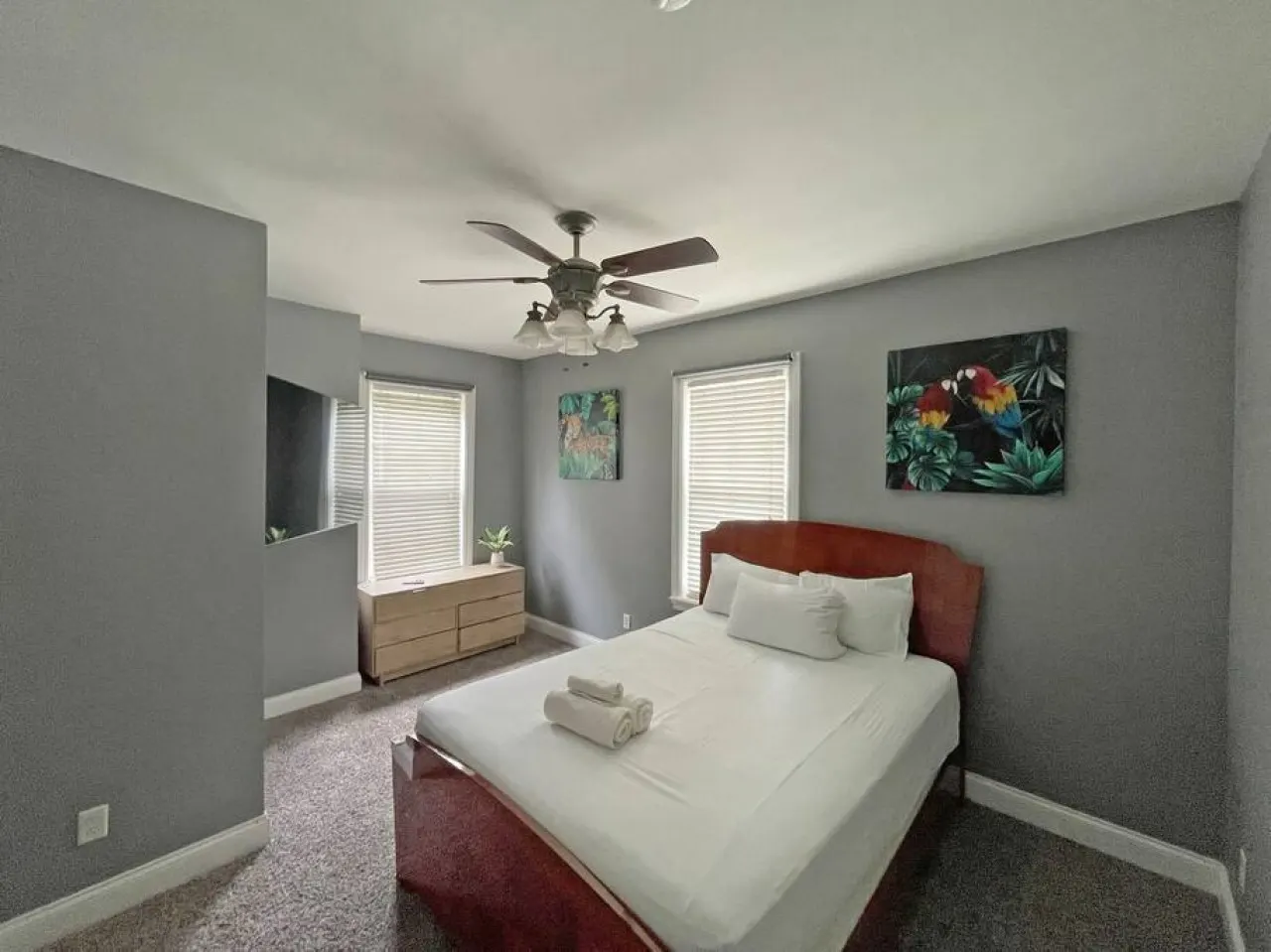 Comfortable 3-Bedroom Home 3-min drive to Downtown 18